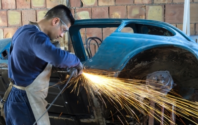 Técnico Auxiliar en Trabajos de Chapas y Pinturas de Auto...